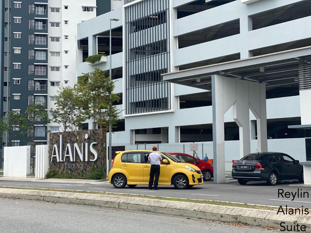Reylin Alanis // Free Wifi & Netflix // Airport Shuttle Service