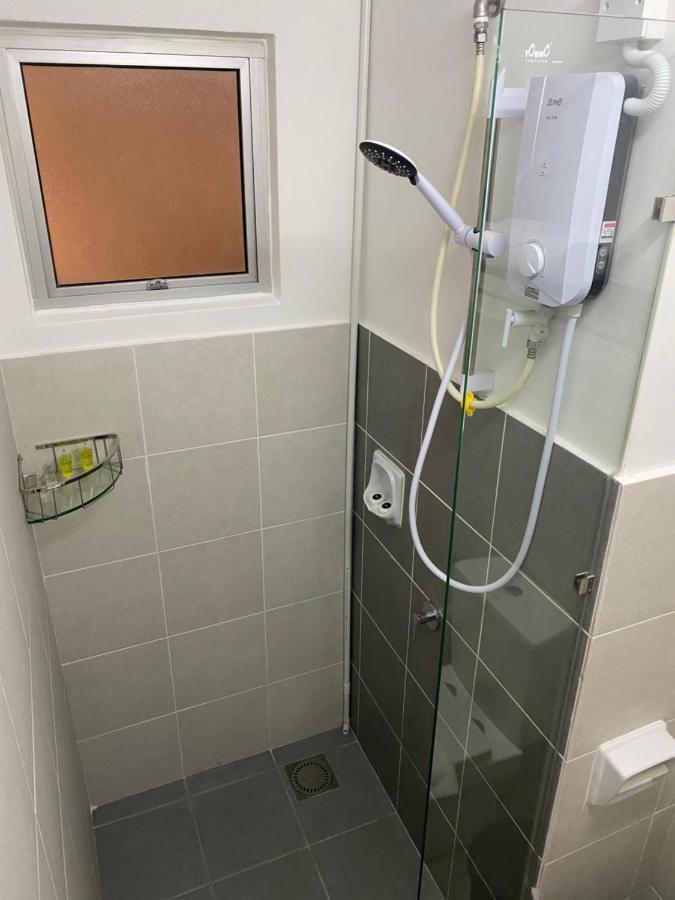 Reylin Alanis // Free Wifi & Netflix // Airport Shuttle Service Apartment Sepang
